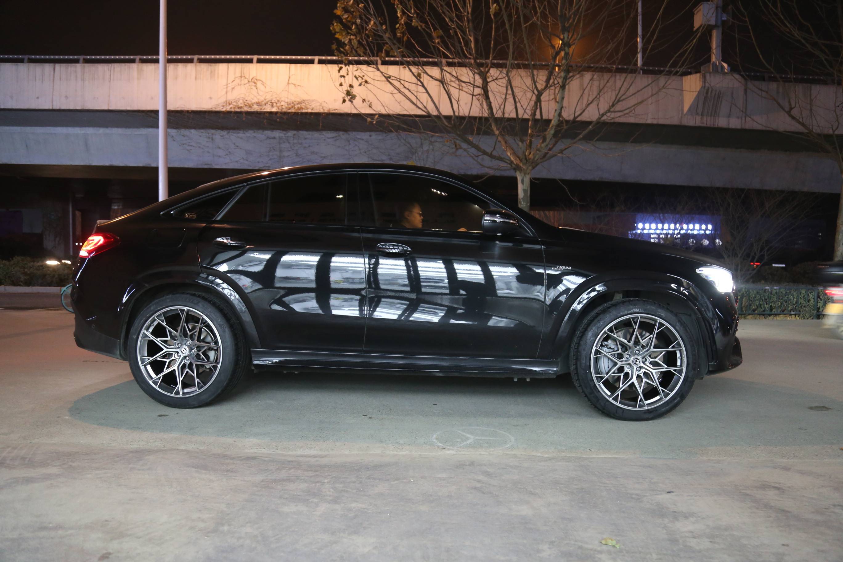 奔驰gle升级hre22寸锻造轮毂gle63包围阿基波罗刹车卡钳电吸门