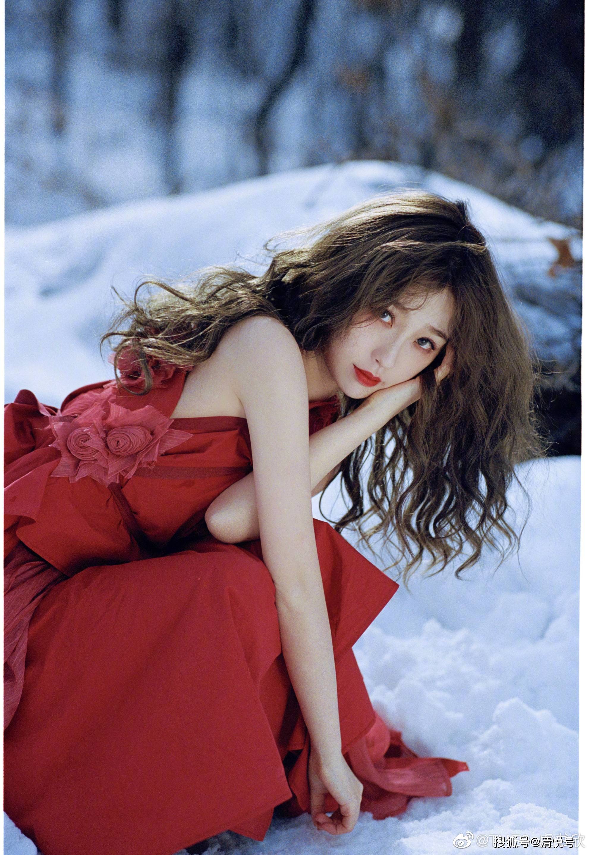 虞书欣长发红裙,雪地展现脆弱美_妖精_娇娇_欲望
