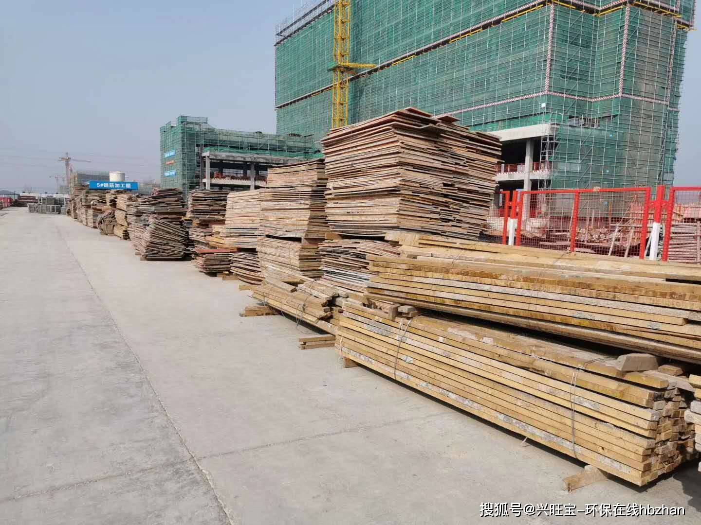 施工工地"六个100%"要求一再被提及,即施工工地周边100%围挡,物料堆放