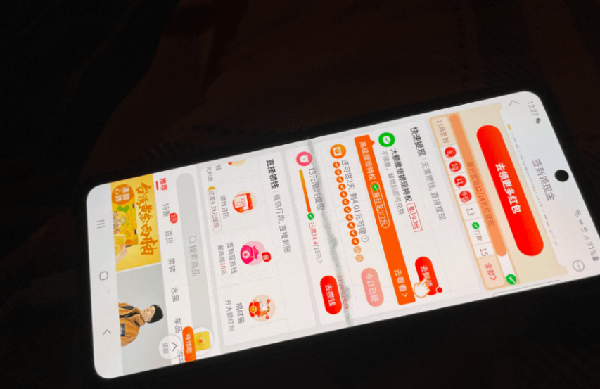 折叠屏手机的屏幕易出现折痕、裂纹，遭消费者吐槽