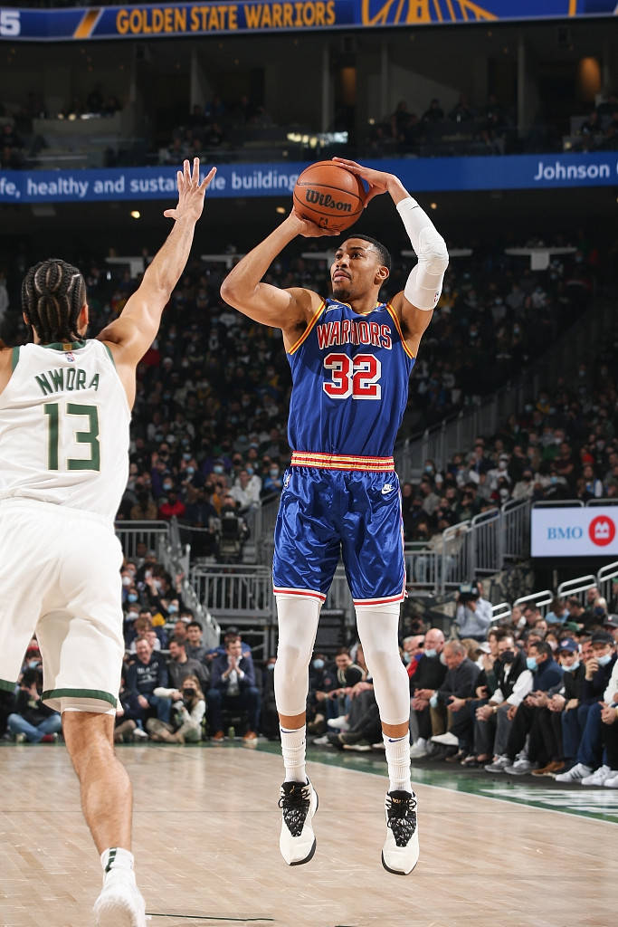 溃败半场狂输雄鹿39分勇士变成一个理想主义的傻子