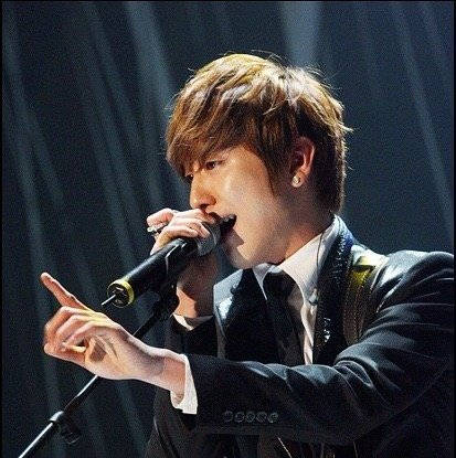 郑容和纪念出道12周年 发文感谢粉丝支持_娱乐_照片_会上