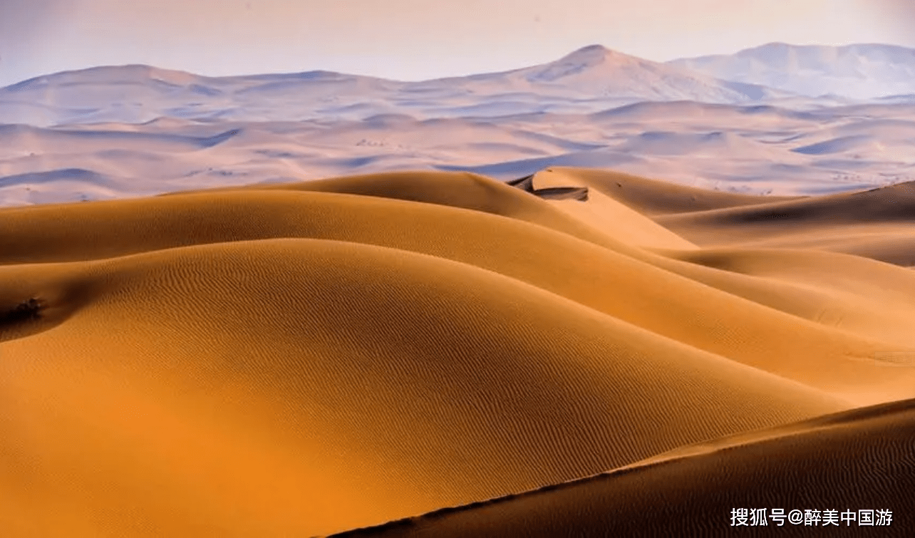 畅游腾格里沙漠，茫茫沙海，千里起伏，线条柔美