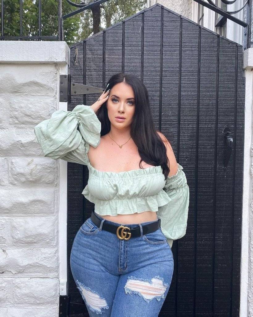 美国网红霍莉61露娅的超高颜值的漂亮脸蛋和沙漏曲线的性感身材令人