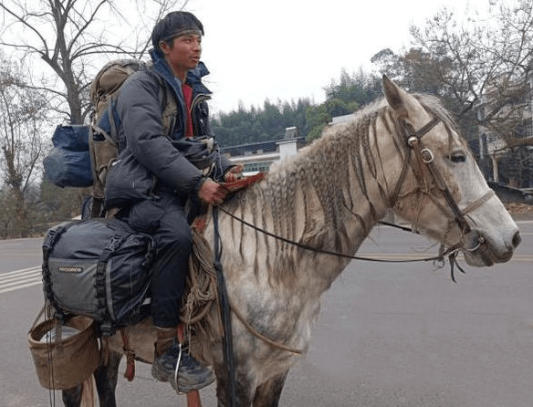 小伙骑马回家过年，从新疆霍尔果斯出发，准备回到重庆奉节老家