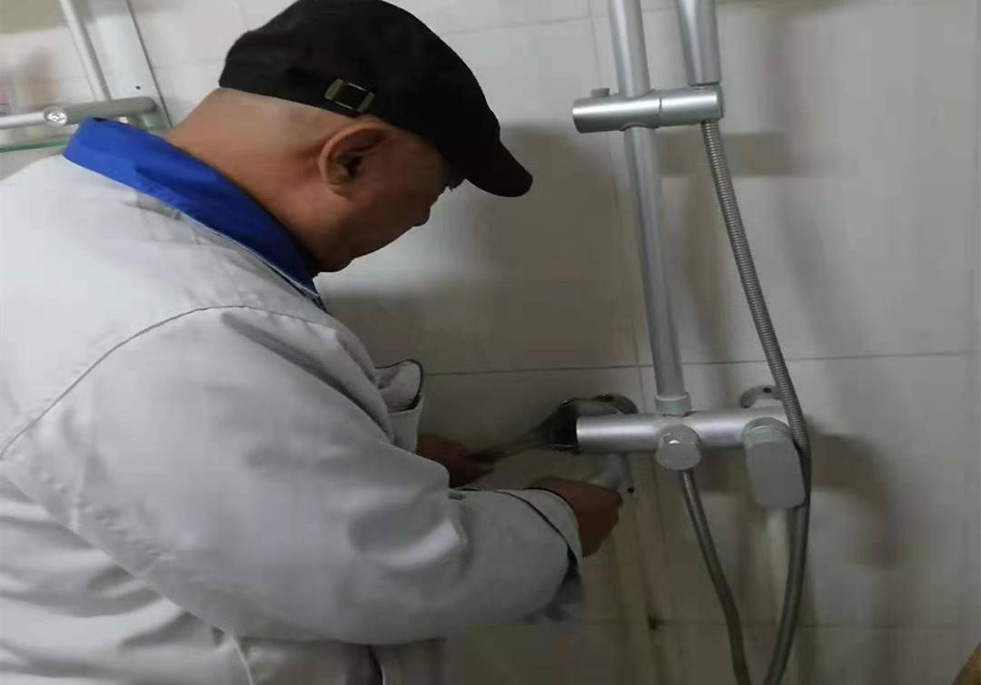 德州红色物业|南源丽都物业师傅为业主修热水器_水管_报修_工具