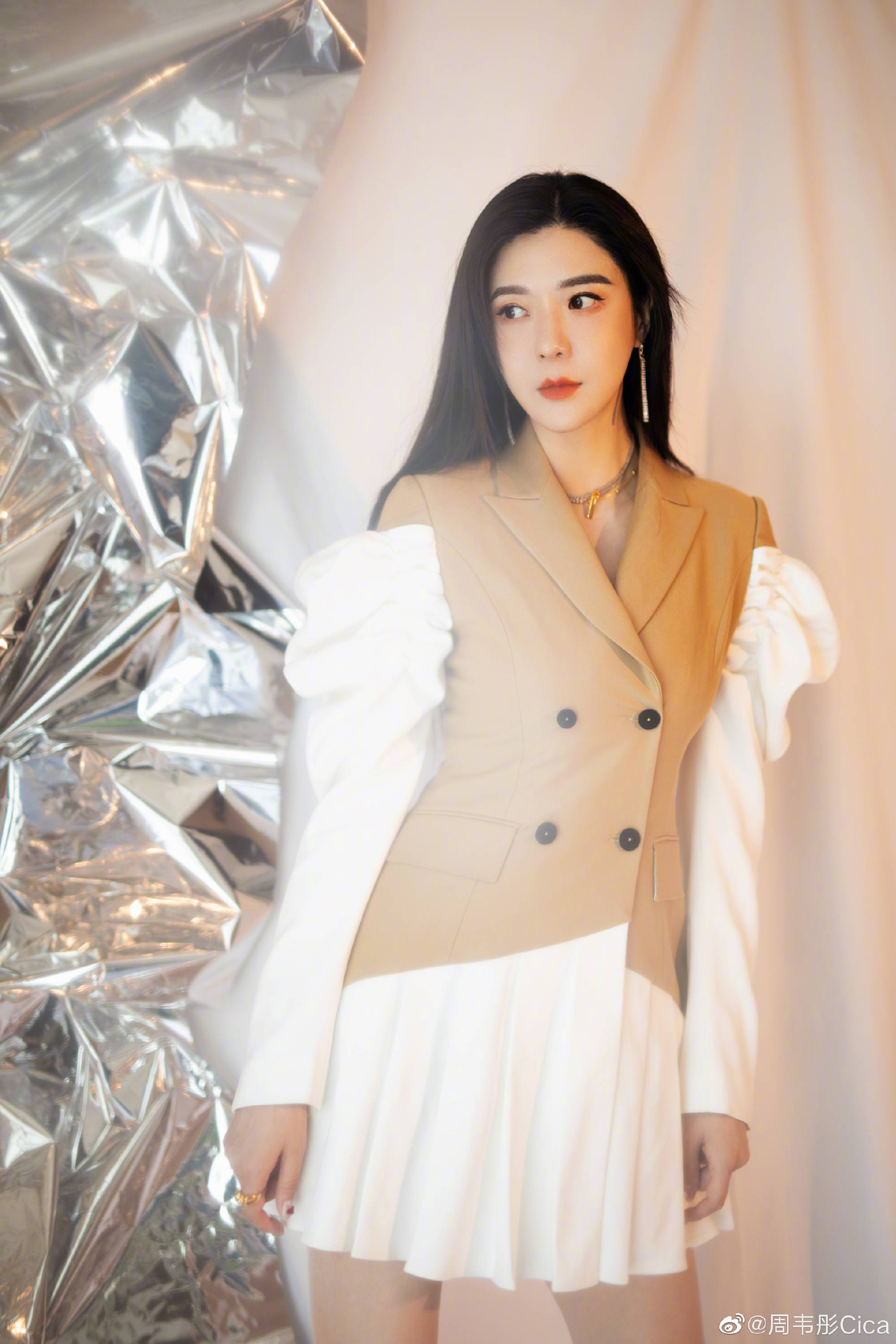 性感女神周韦彤看起来像20岁的姑娘