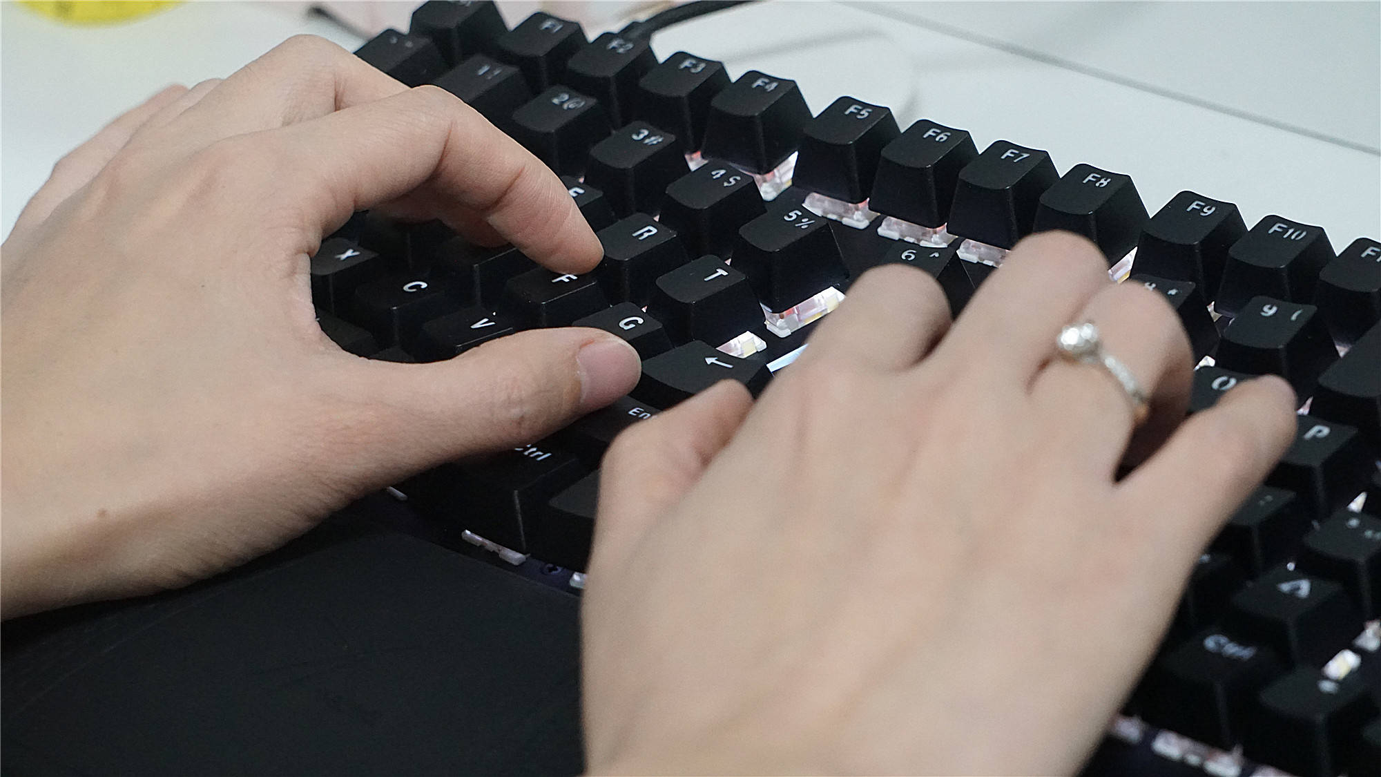 让码字舒服至极：X-Bows人体工学机械键盘评测