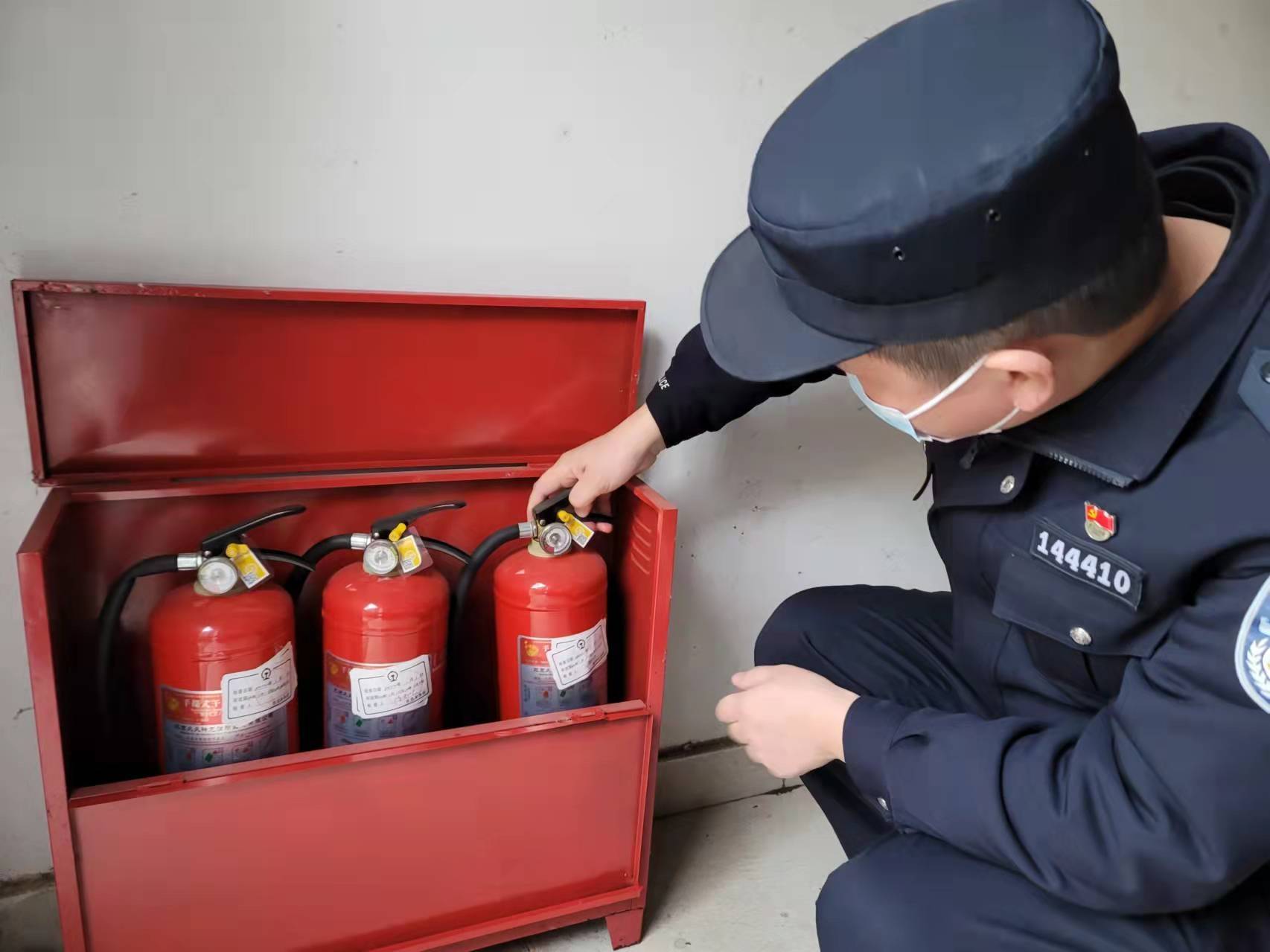进贤铁警强化消防检查确保春运安全