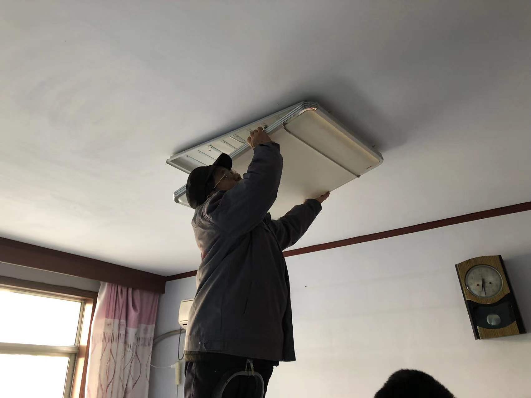 德州红色物业|安然居物业人员及时上门为业主修灯_维修_小区_傅先