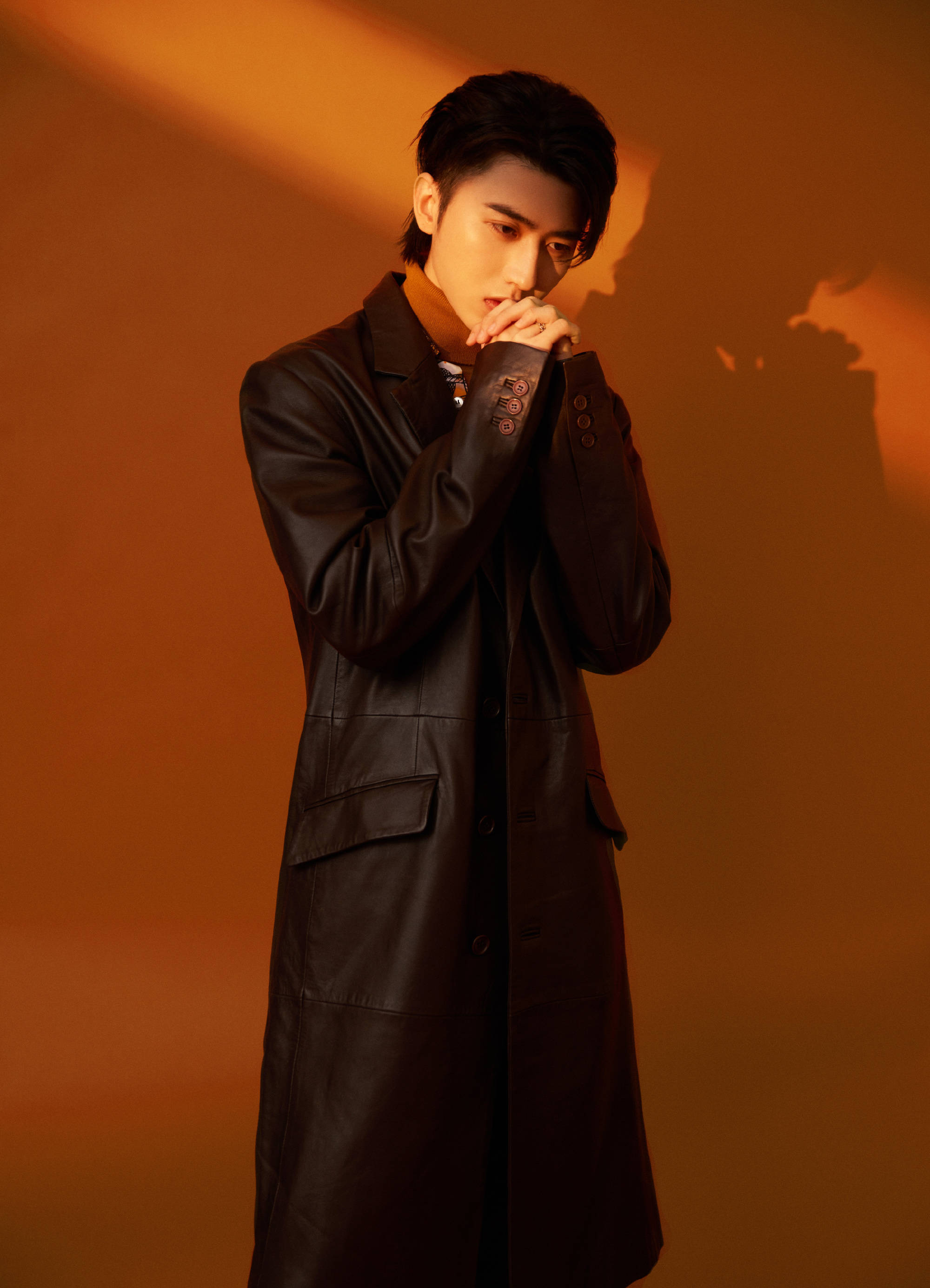 蔡徐坤穿黑色大衣身材有型眼神凌厉坚毅