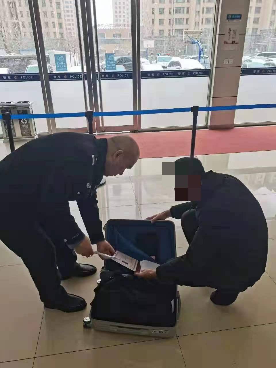 火车,汽车等交通工具时,一定要看管好自己的随身物品,尤其是行李箱