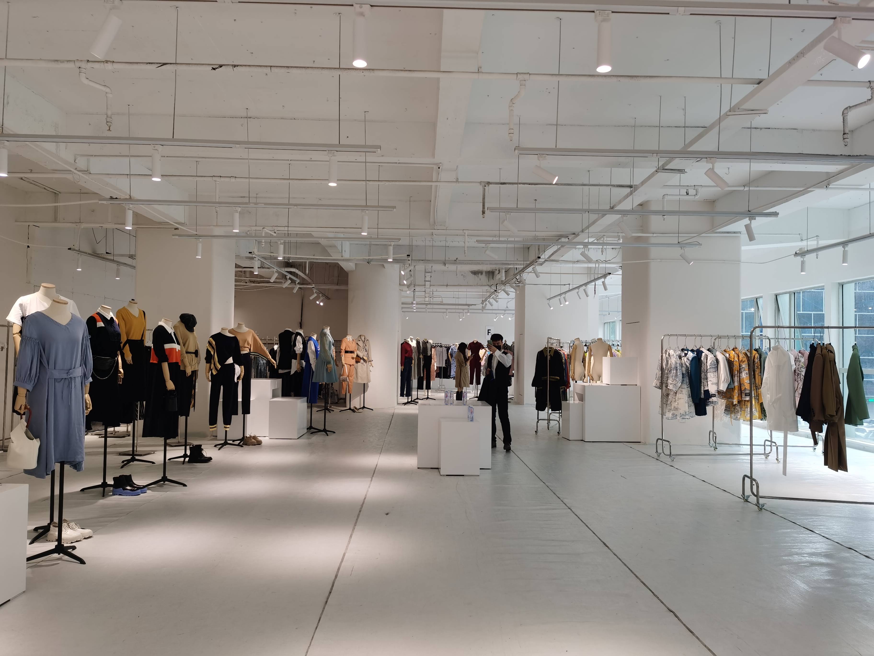 衣之图助力网红直播打造行业最大的服装选品中心