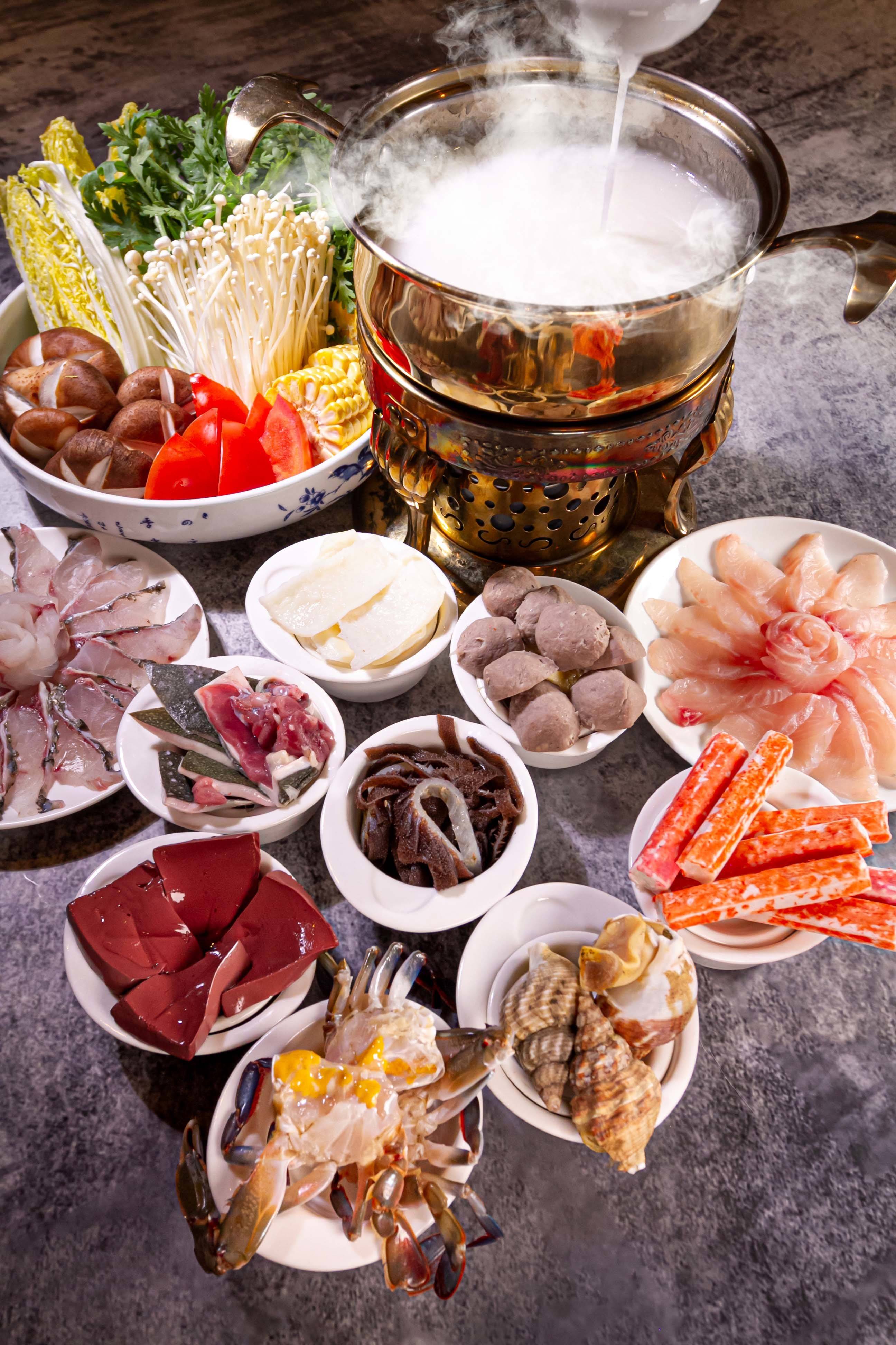 瞬间包裹食材让美味层层铺陈鱼,鲜肉和蔬菜渐次登场各式海鲜奠定火锅
