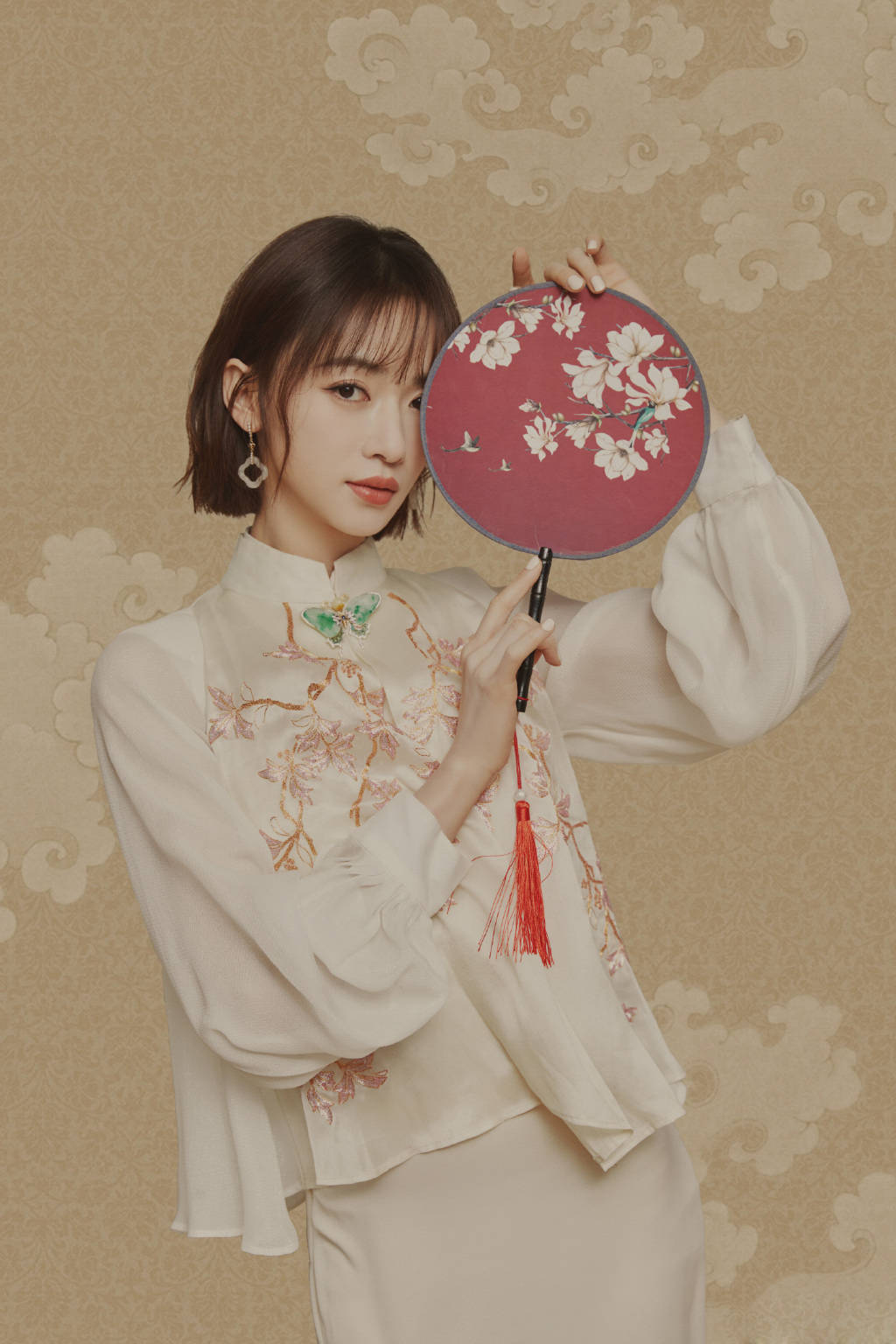 吴谨言央视晚会花絮释出穿旗袍小家碧玉清新脱俗