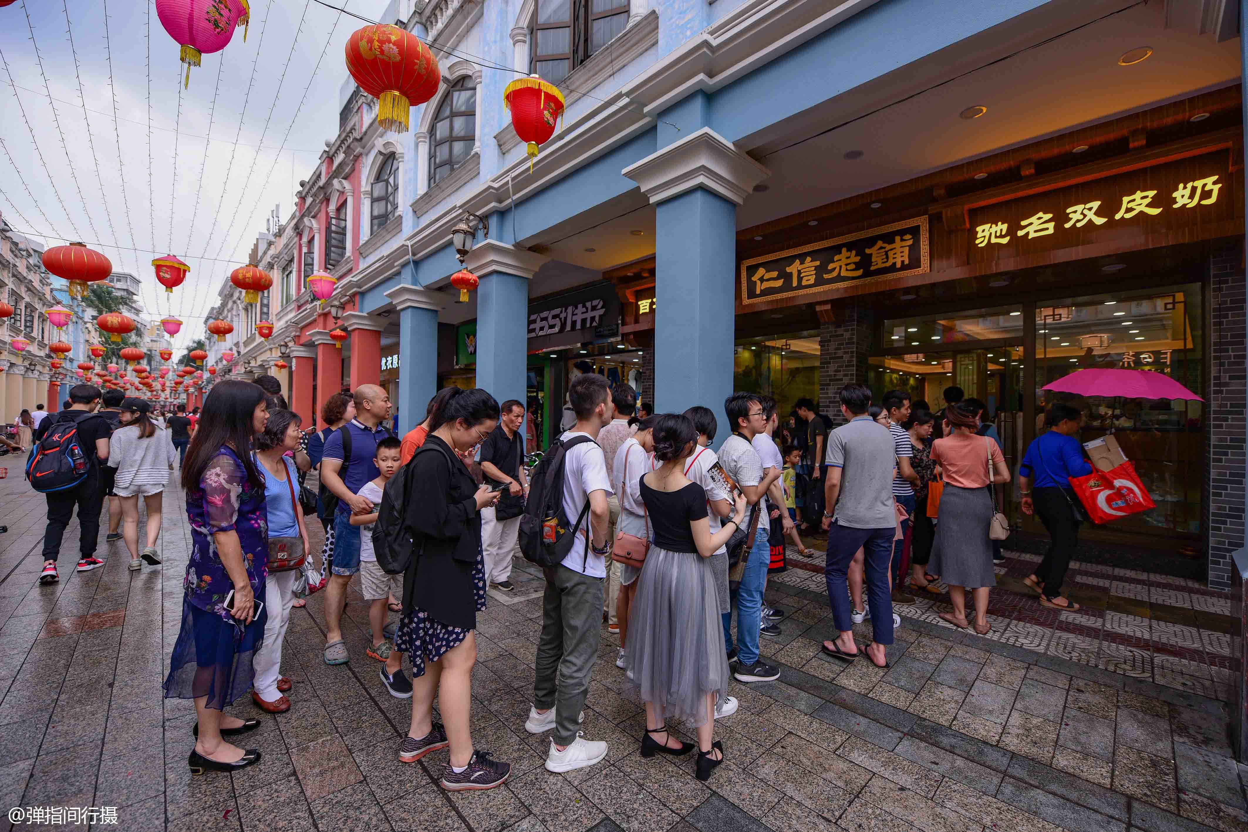 顺德有条彩色骑楼街古色古香人声鼎沸是热门的美食聚集地