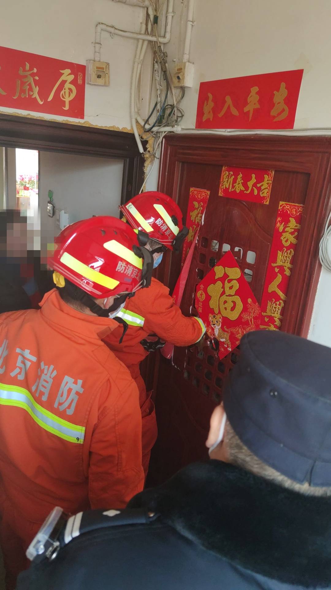 燃气未关,消防员紧急开门_东城区_检查仪_救援