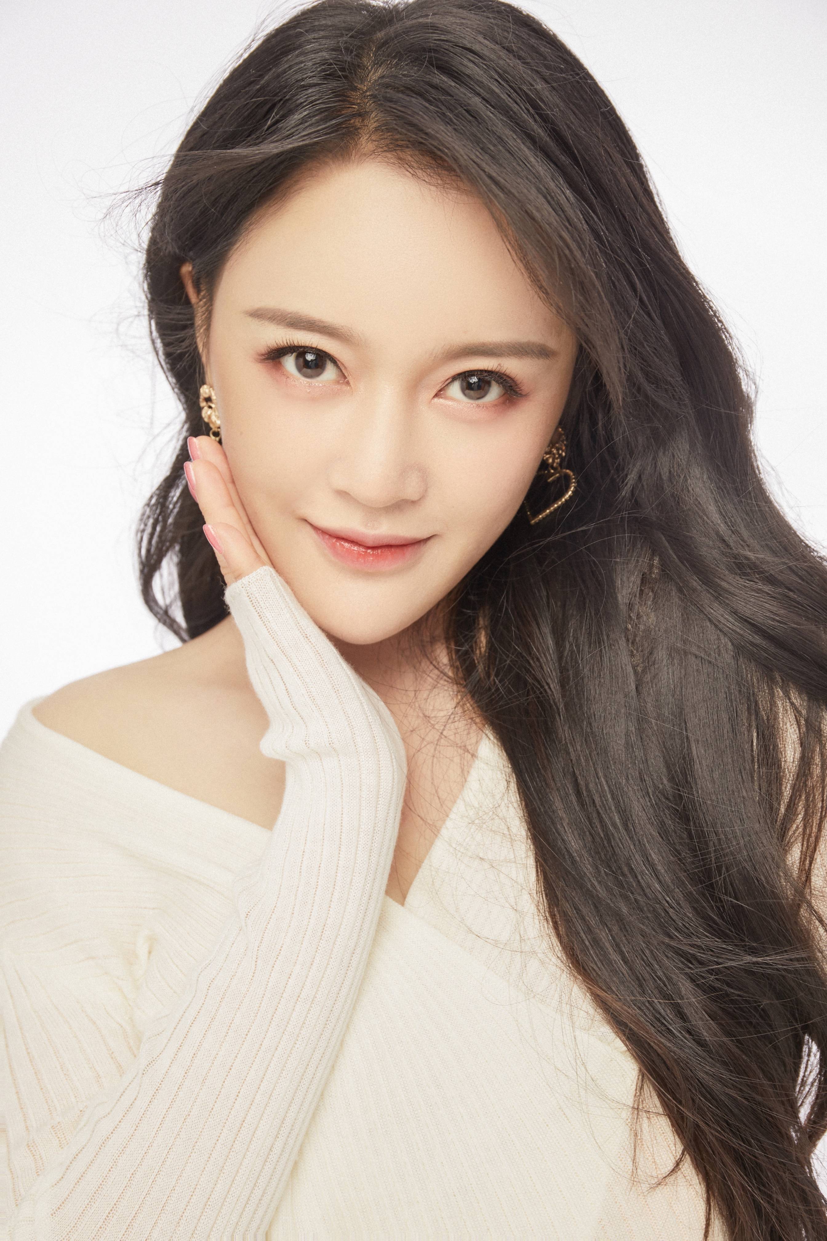 刘文文受邀主持"乐动冰城"2022新春音乐会_演出_女士_广播