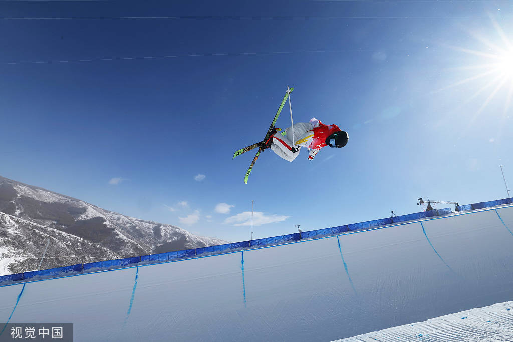 女子自由式滑雪u型池图片