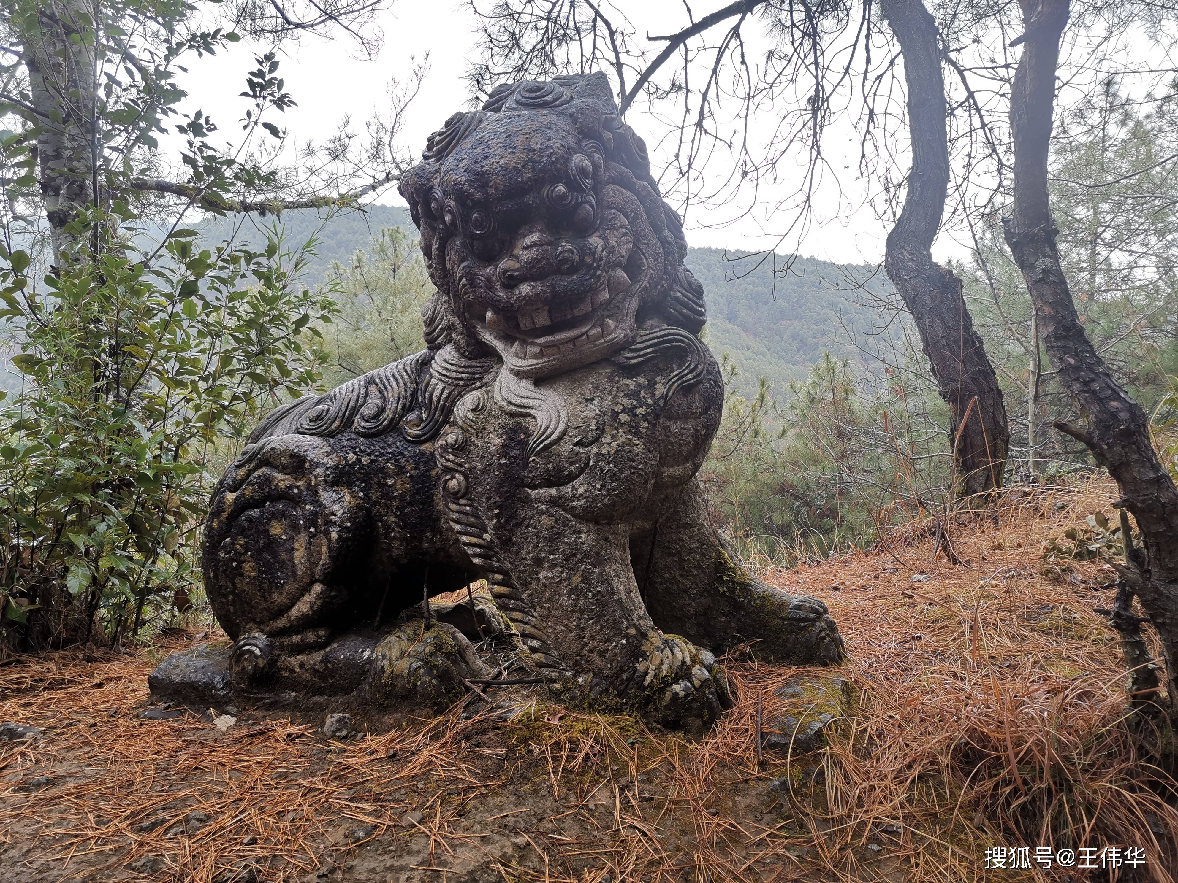 雨雪中登千獅山_劍川_臺階_巨石