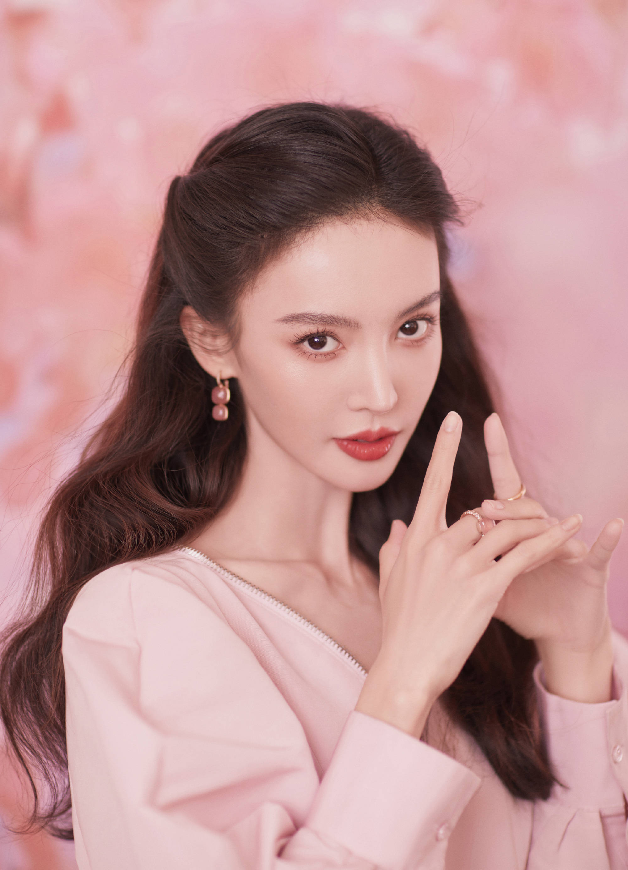 金晨穿粉色长裙宛若仙子甜美笑容气质绝佳