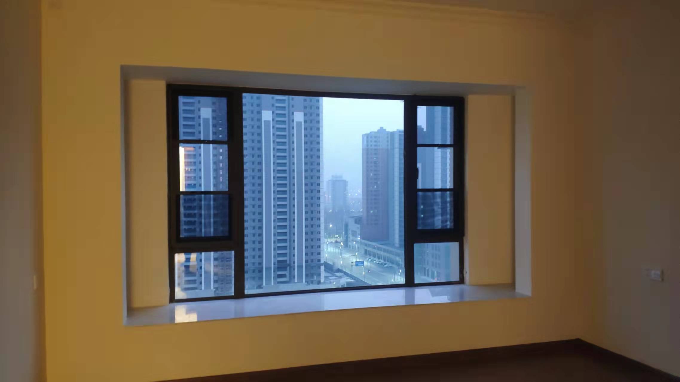 宜阳碧桂园大阳台封玻璃门窗70断桥铝系统门窗安装效果