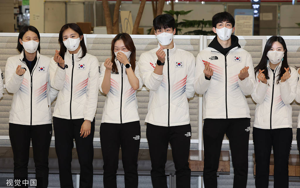 组图韩国短道速滑代表队回国面向镜头比心合影