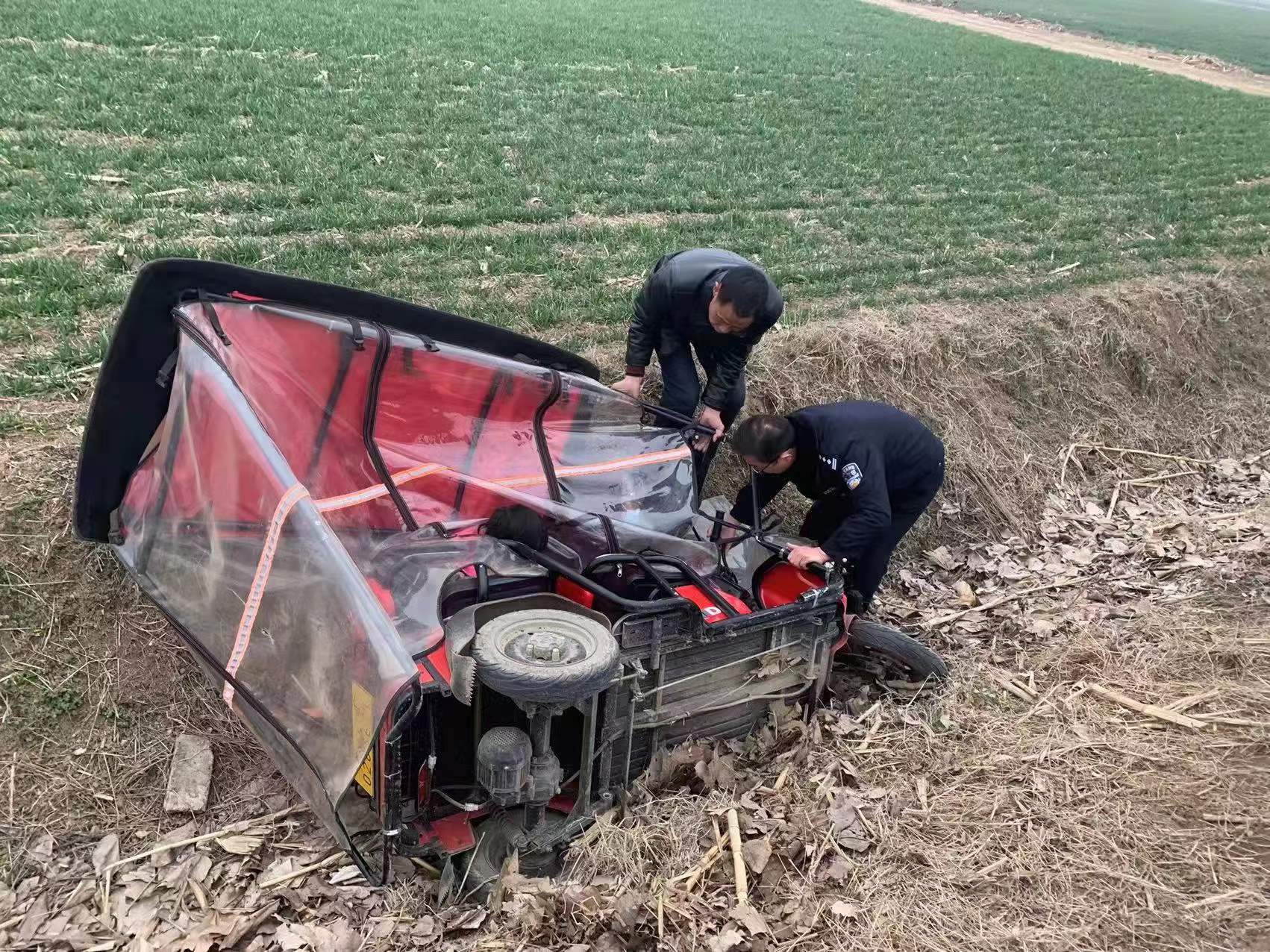 路遇"翻车"民警急速救援_沟里_刘铭_小孩