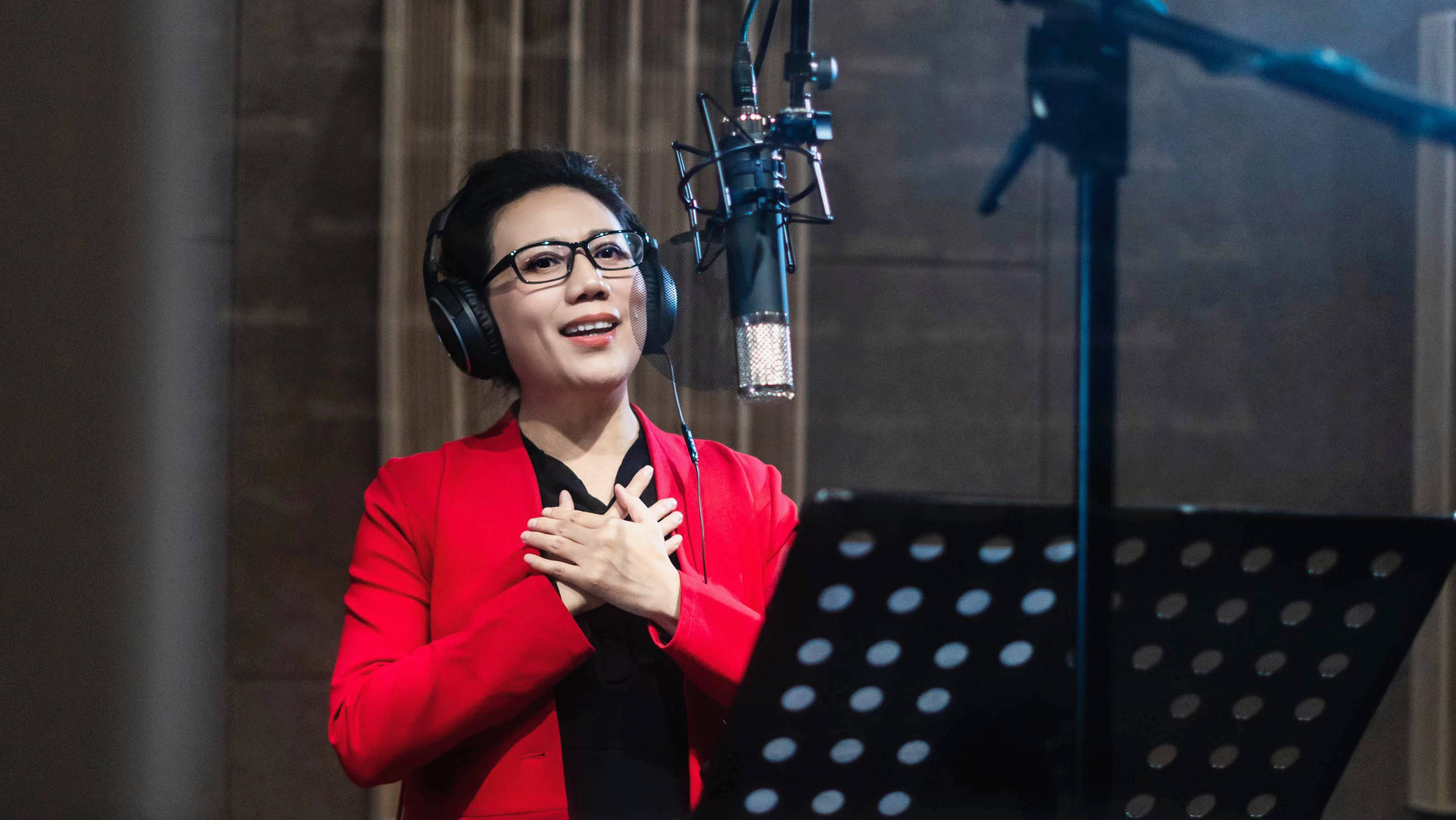 爱心献社会真情暖人间张鹤温情演绎最美志愿红