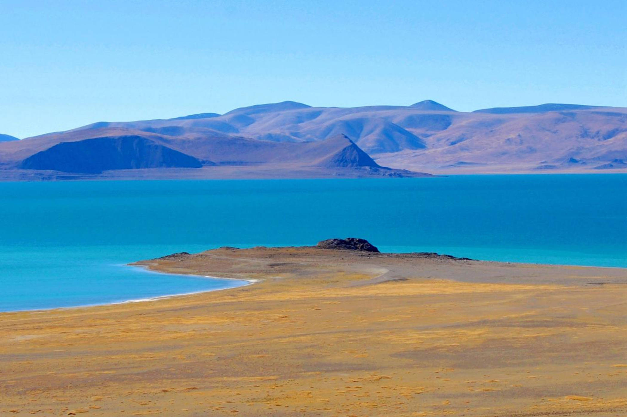 藏北羌塘无人区,镶嵌在玉石山里的蓝宝石"扎日南木措"_湖水_小车_观光