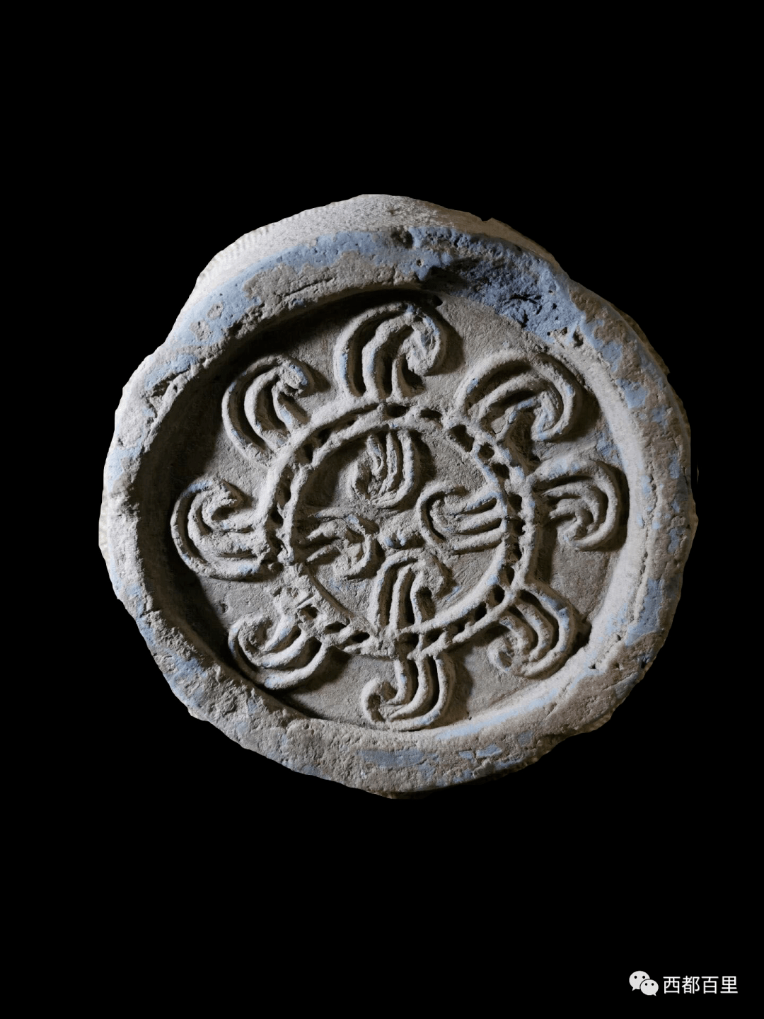 秦代葵纹瓦当,并无格界以八个葵瓣连接链状绳纹绳纹内又分布四个葵瓣