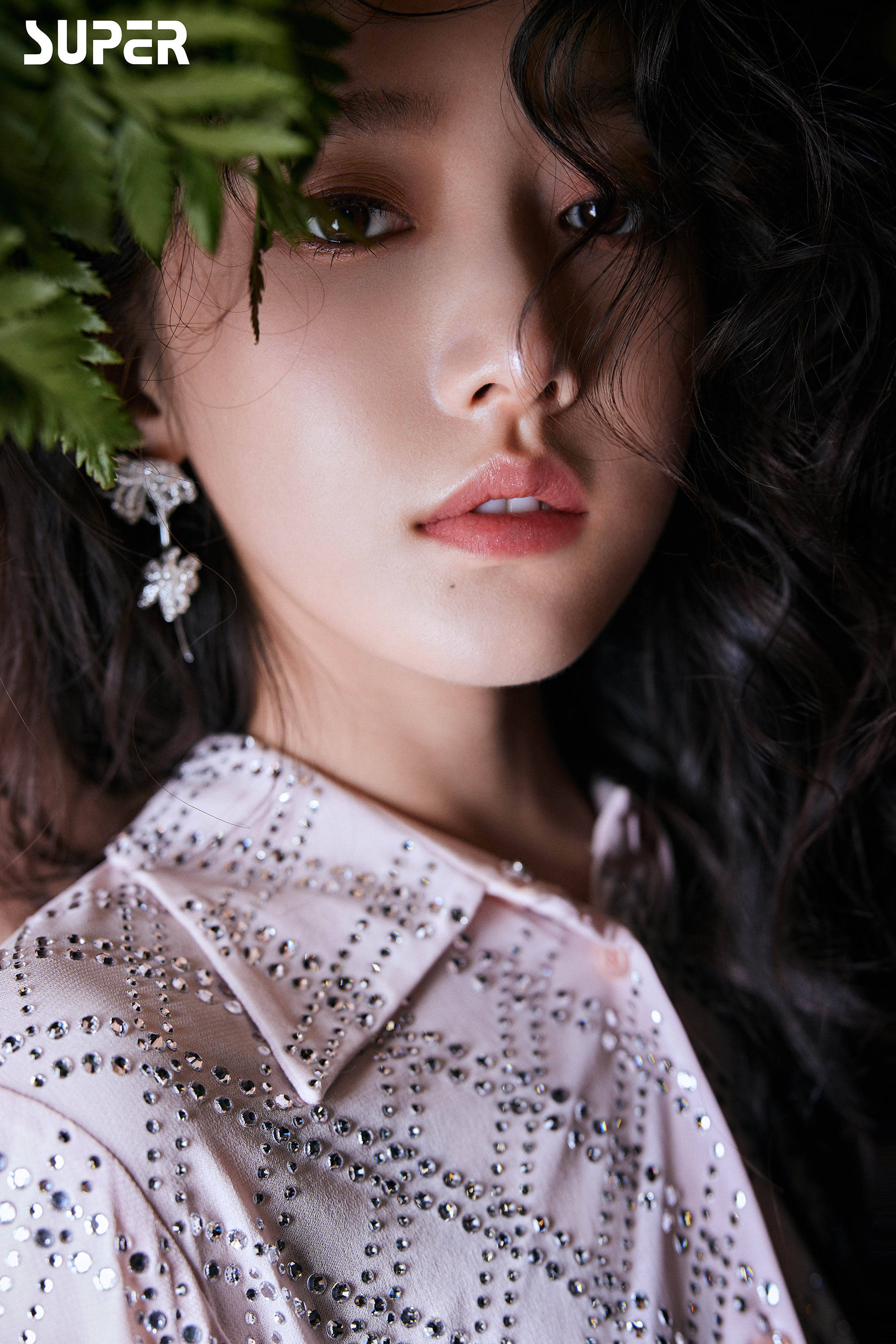 姜贞羽春日油画感大片正式上线 寄一封春意情书送给你_花卉_色彩_卷发