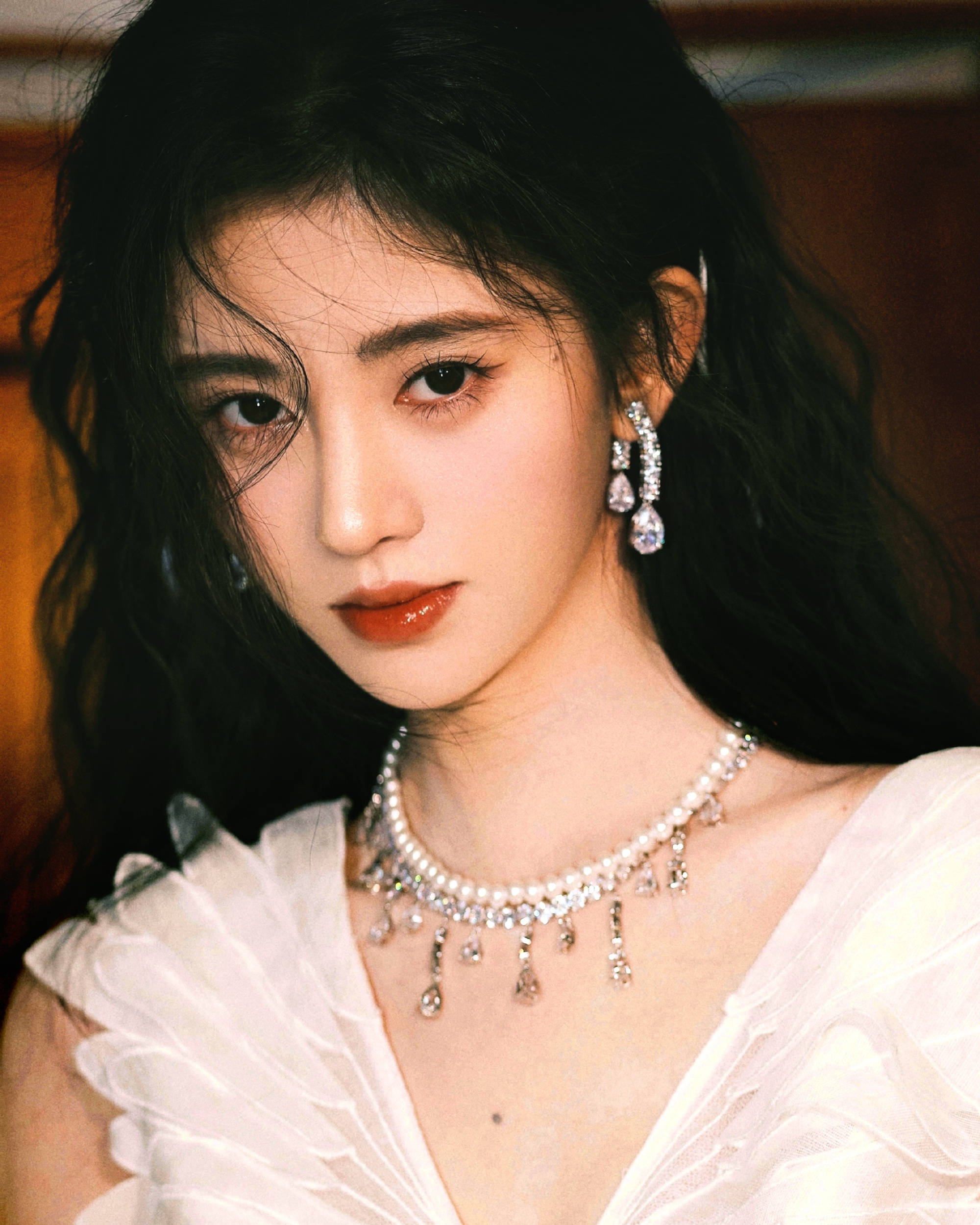 鞠婧祎复古造型眼波流转 皮肤白皙透亮氛围感拉满