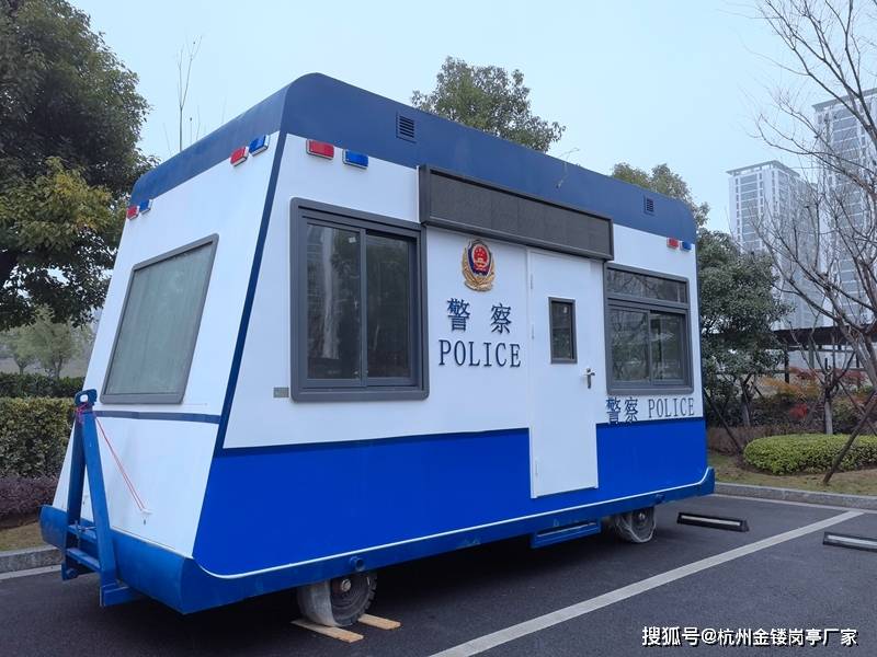 萧山客户定制的一款移动警车房,它是一款拖挂式房车,主架采用镀锌方管