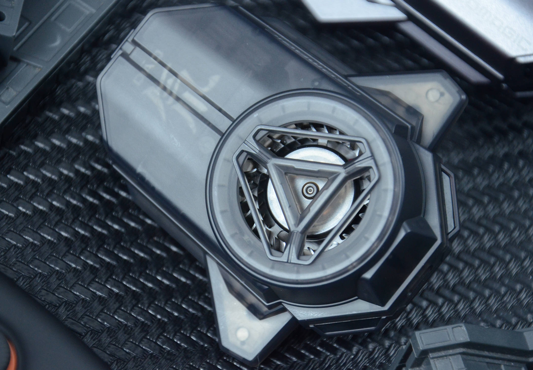 能结冰霜红魔涡轮散热背夹简评一款采用29叶风扇的散热器