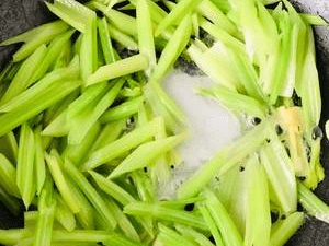 减脂餐—西芹炒纯瘦牛肉香肠