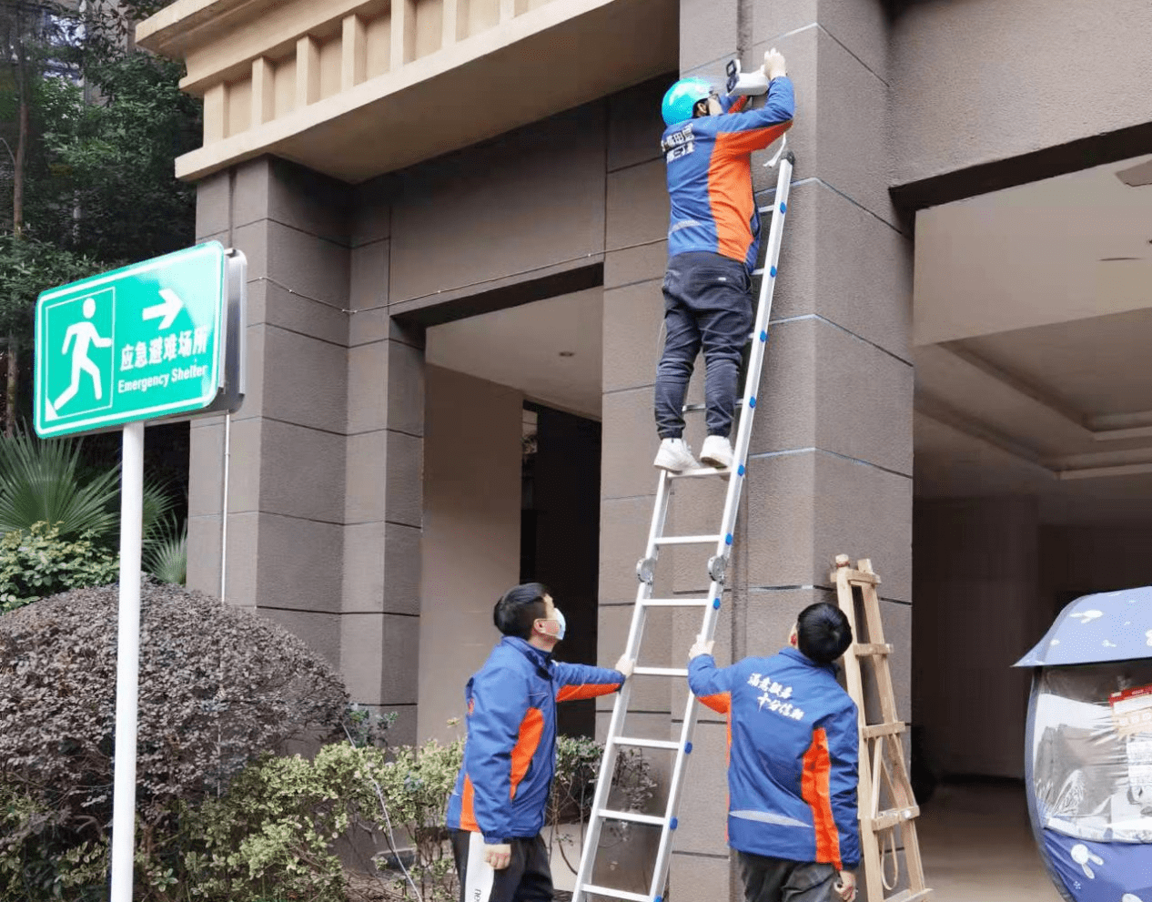 在成華區,電信客戶工程師正在安裝魔鏡慧眼電信錄入受理人員正在集中