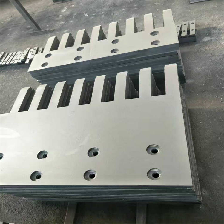 梳齿型伸缩缝是由表层面板(防滑梳齿形钢板),不锈钢板滑板,梁体,橡胶