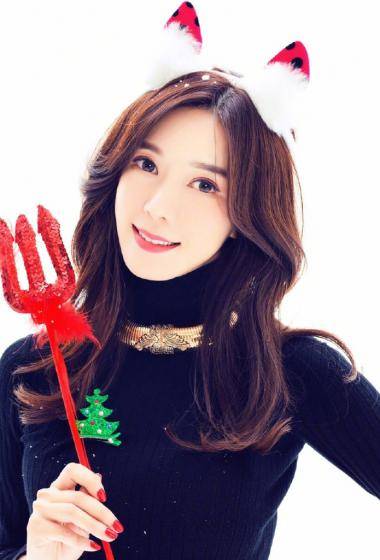 周韦彤拍照片拍到高铁上了太嗨啦