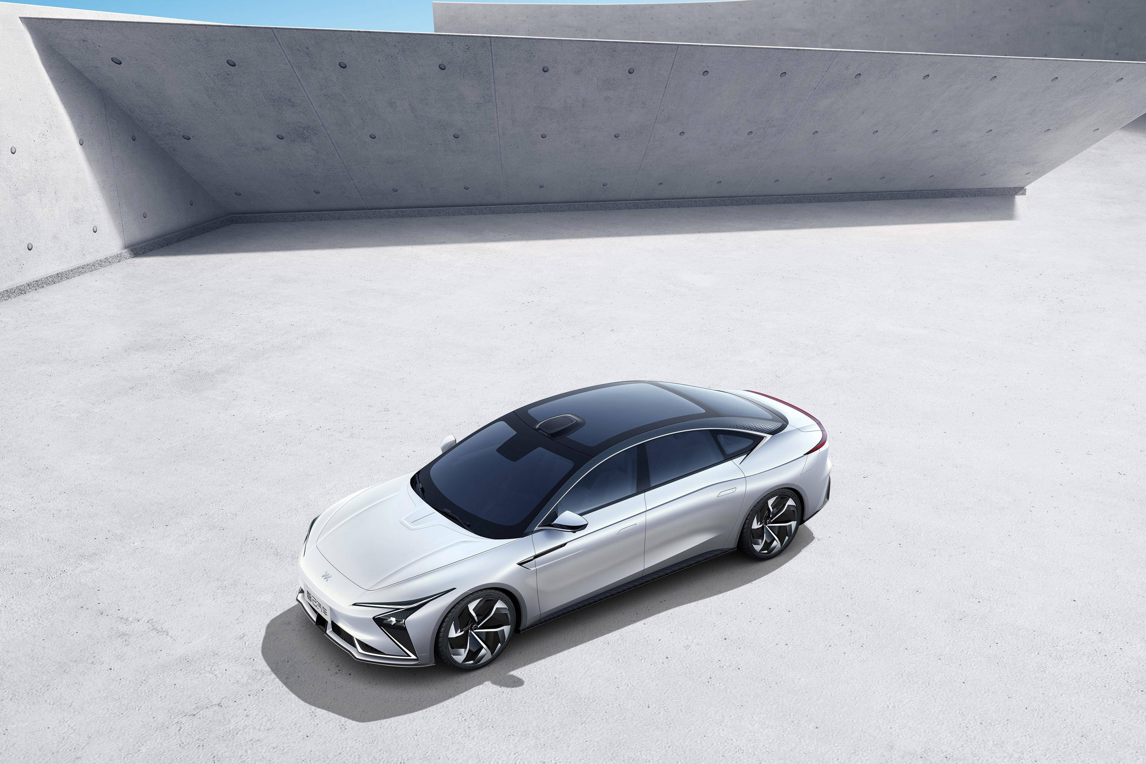 智己l7的外观采用了当下最为流行的简约设计理念打造,前脸采用封闭式