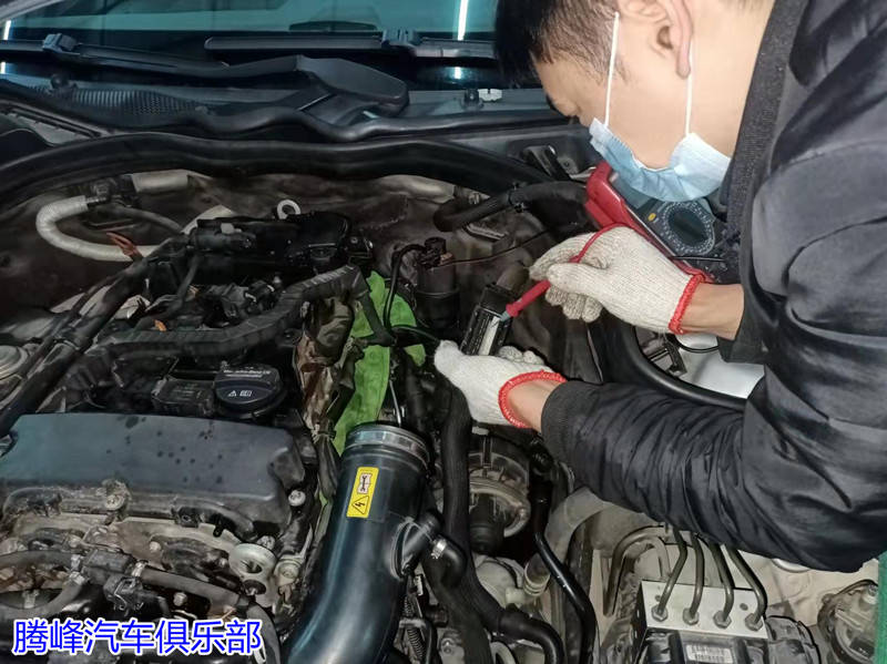 奔驰维修:奔驰e260l维修-进气电磁阀亮发动机故障灯更换进气电磁阀
