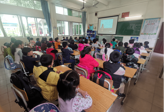 沙溪镇中心小学开展崇尚科学 反邪拒毒主题班会