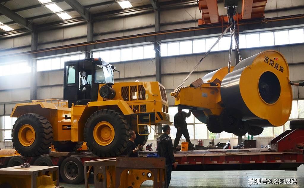 发动机|为什么冲击式压路机没有发动机、变速箱等动力输出装置?