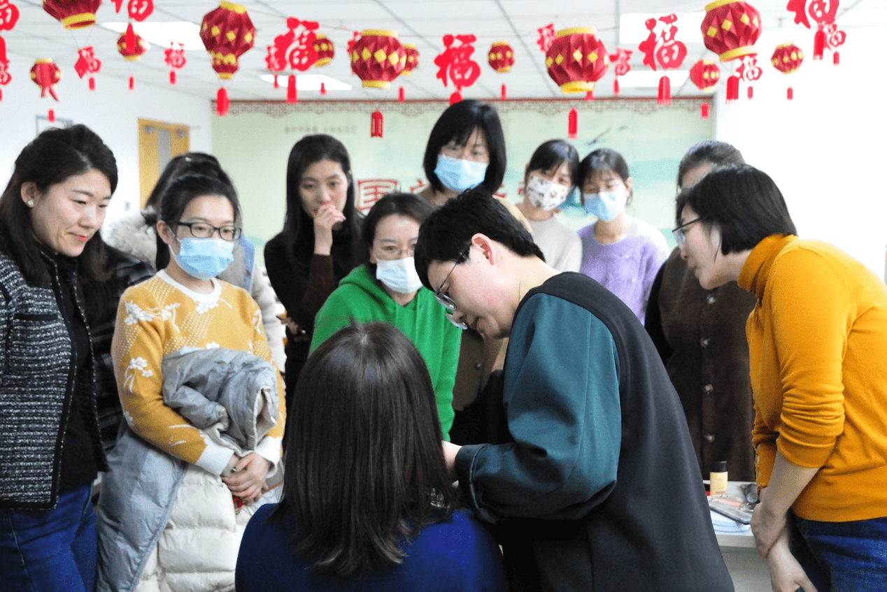 王文俊崂山区 “ 百变美人”化妆知识讲座成功举办