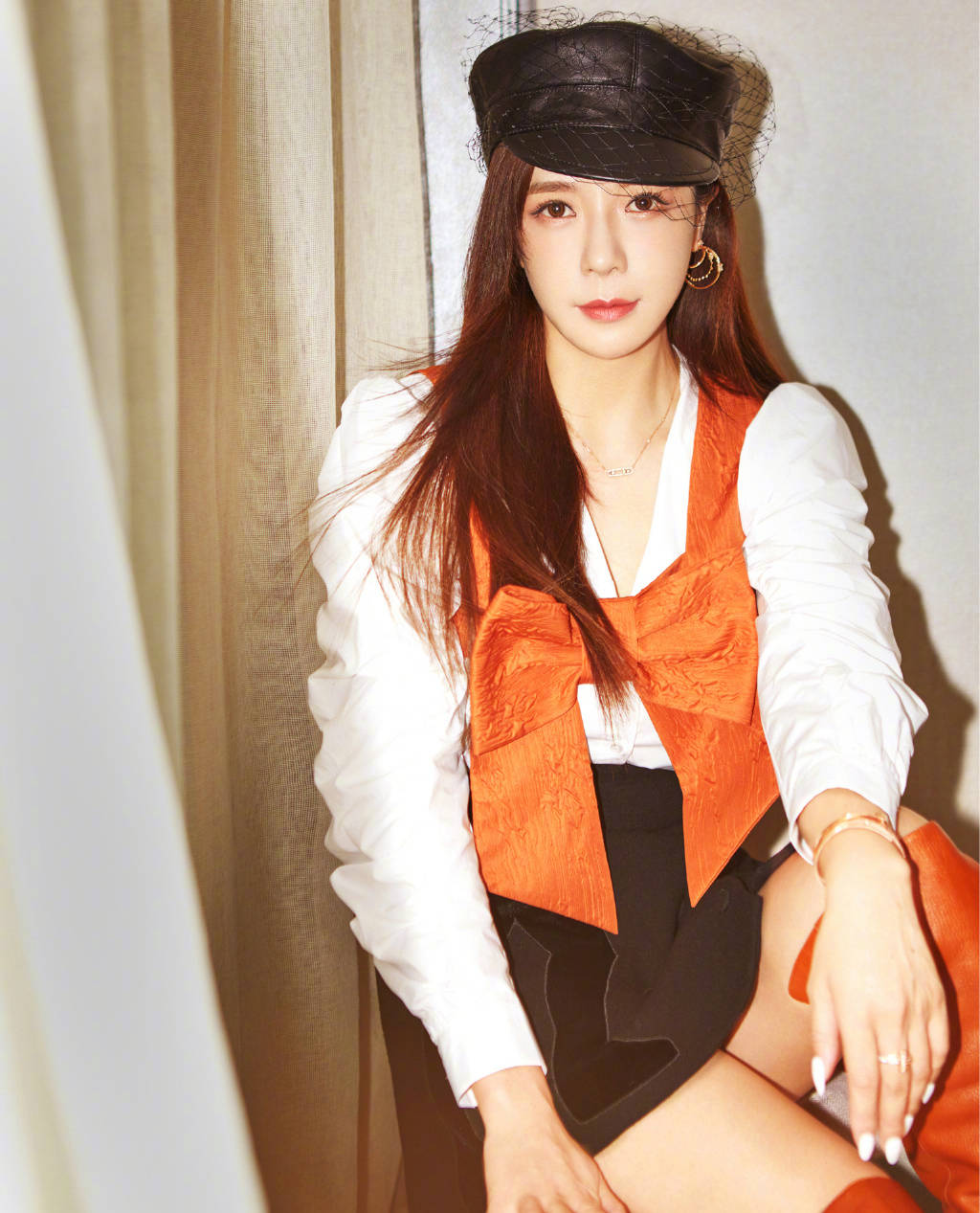 周韦彤蝴蝶衬衣甜酷写真图片