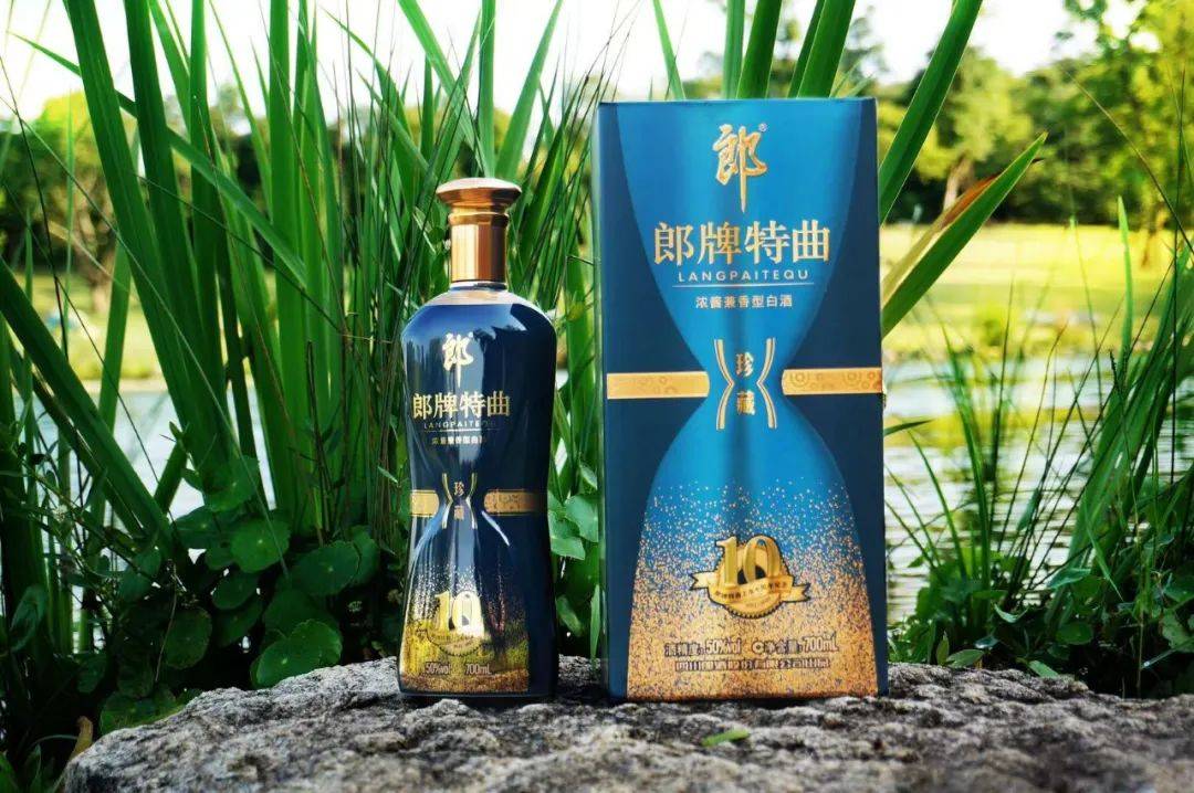 郎牌特曲上市十周年纪念酒郎酒早已坚定了"大兼香战略"路线,并已拿出