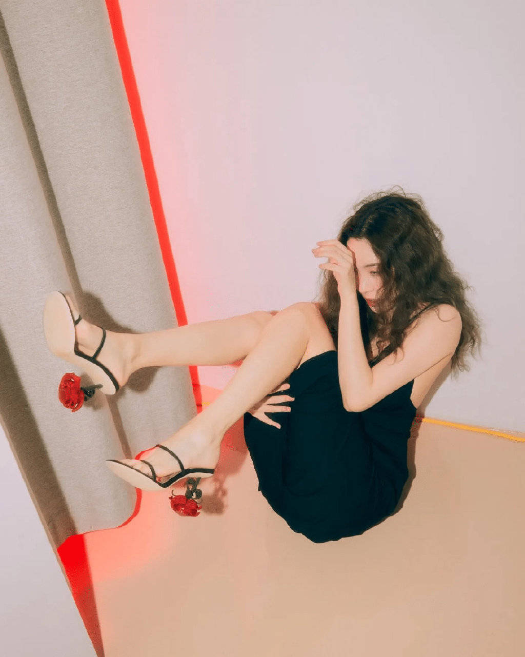 李宣美最新大片释出脚踩玫瑰花高跟鞋时尚满分