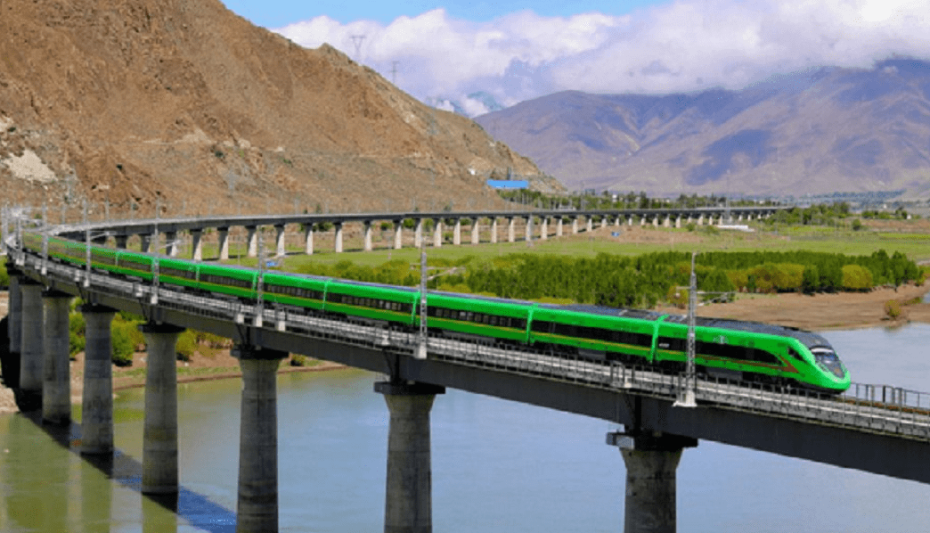 复兴号进西藏唱响雪域高原幸福歌