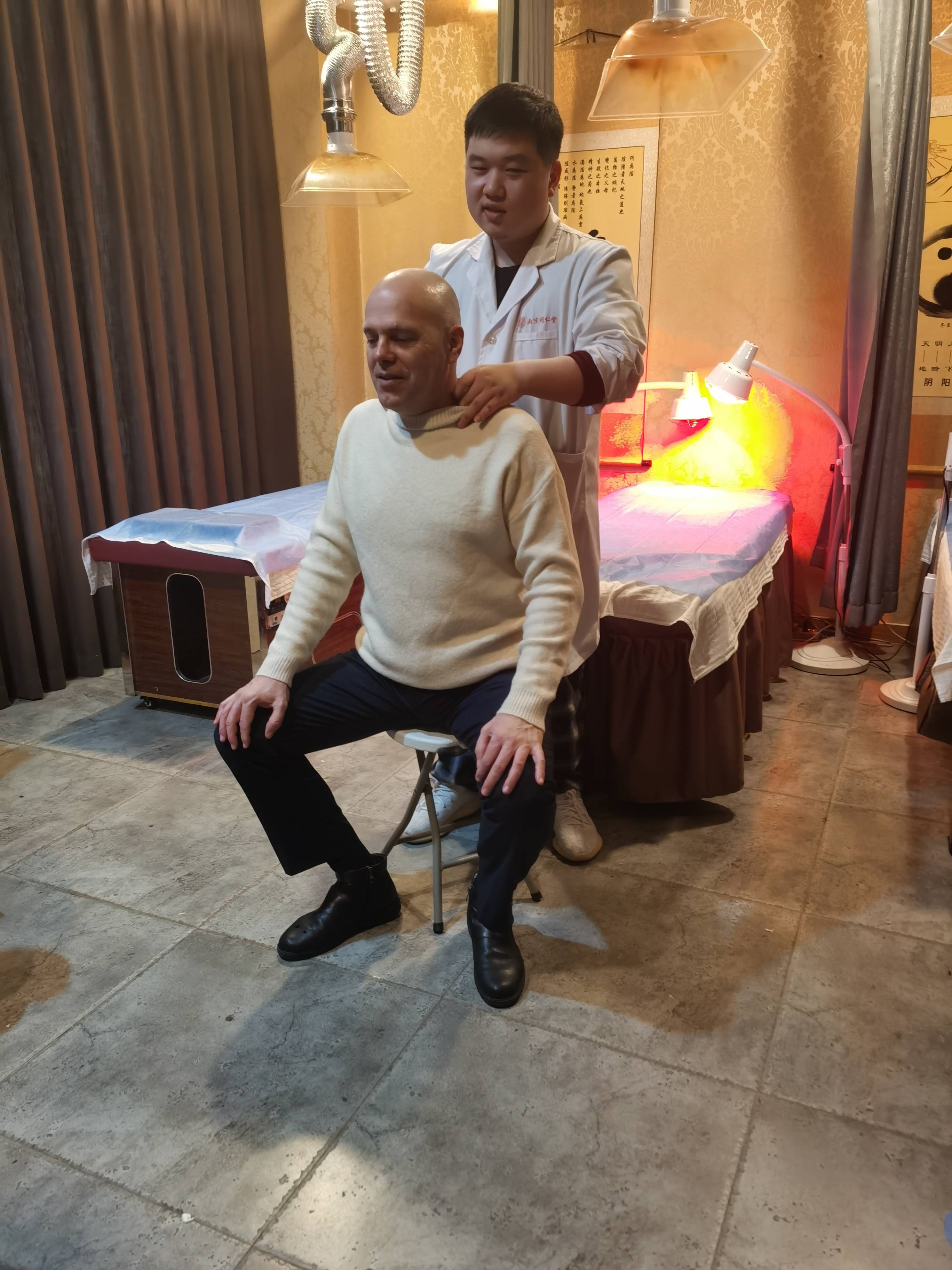 上海摸骨疗法腰椎滑脱非遗文化传人沈少强_清真路_客户_患者