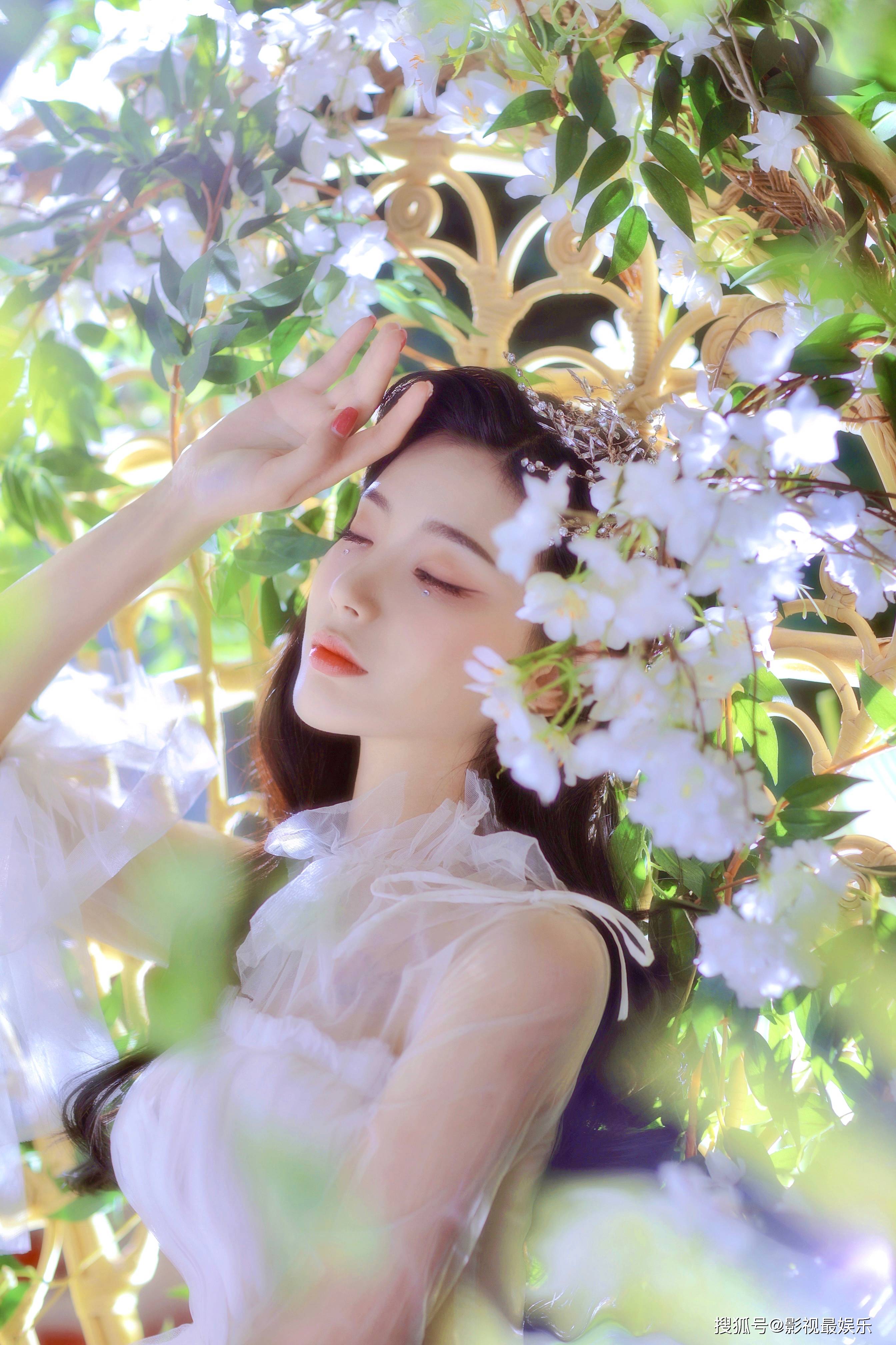 99年超嫩模特王星辰超美公主写真宛若女神